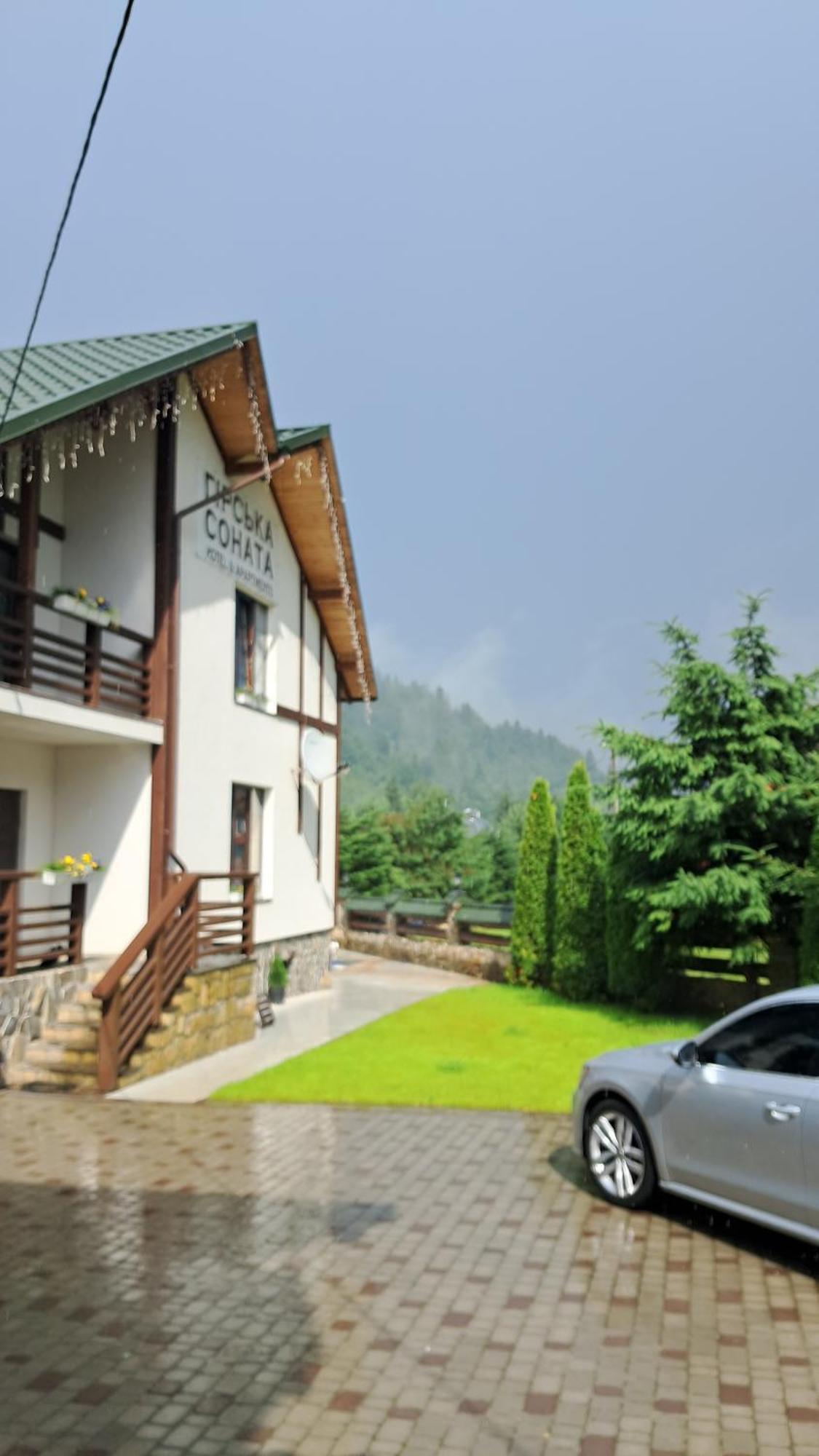 Girska Sonata Hotel & Apartments Mîkulîciîn Cameră foto